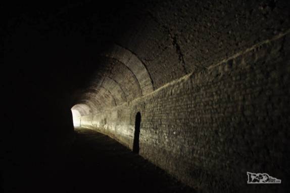 O aspecto tétrico, quase assombrado do antigo túnel ferroviário de Gaiman, cidade de colonização galesa na Patagônia, na Argentina